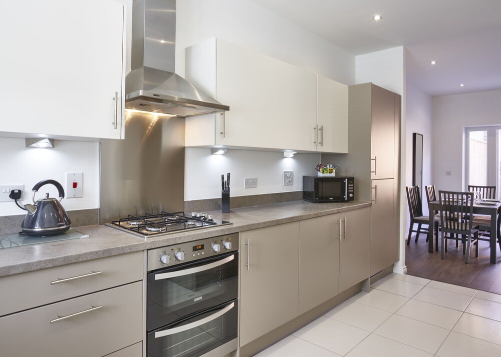 House, 4 Bedrooms - Featured Image