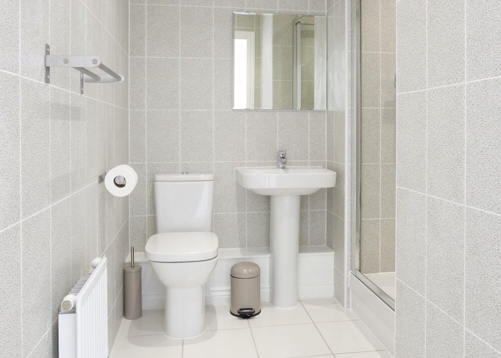 House, 4 Bedrooms - Bathroom