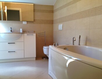 Deep Soaking Bathtub