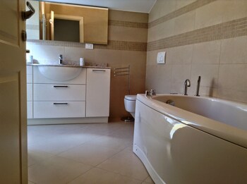 Deep Soaking Bathtub