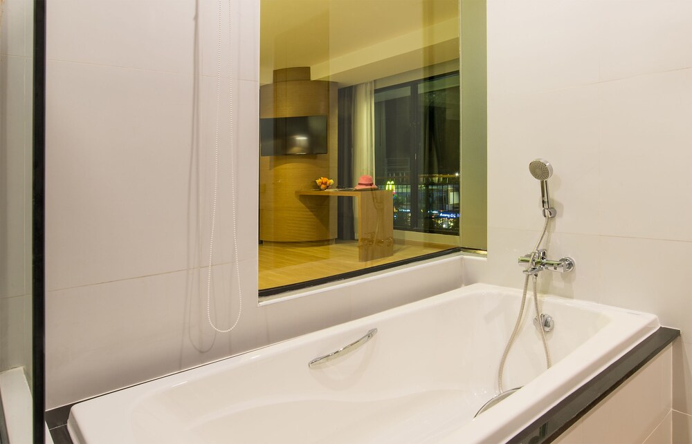 Deep Soaking Bathtub