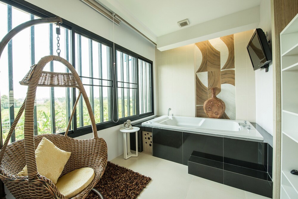 Deep Soaking Bathtub
