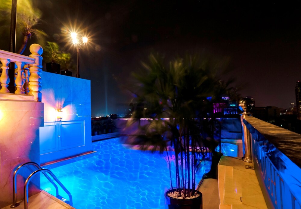 Quầy bar bên hồ bơi