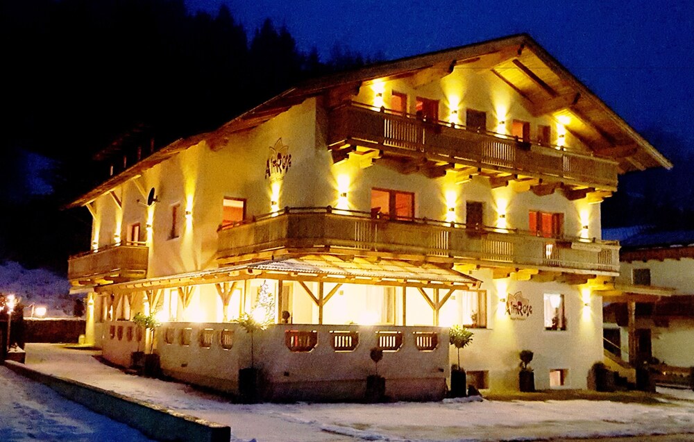 Hotelfassade am Abend/bei Nacht