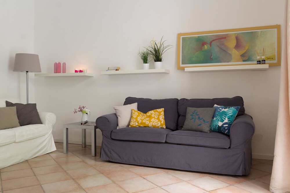Apartment, 1 Bedroom (White) - Living Room