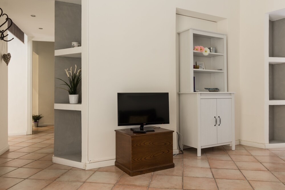 Apartment, 1 Bedroom (White) - Living Room