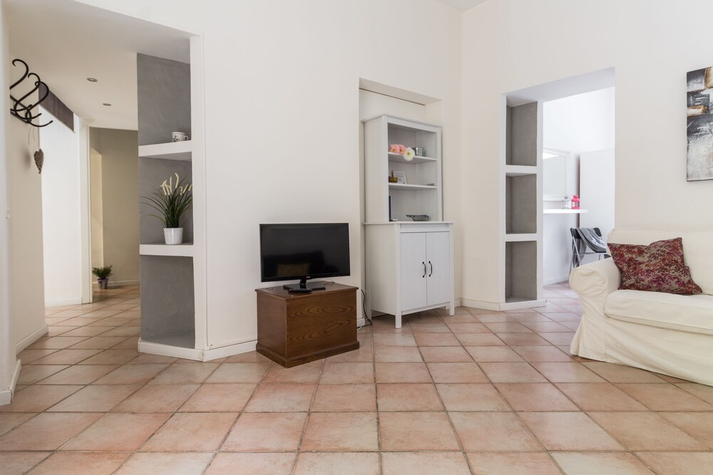 Apartment, 1 Bedroom (White) - Living Room