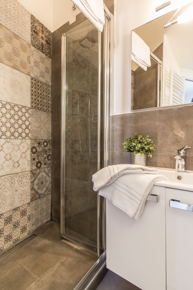 Apartment, 1 Bedroom (Bronze) - Bathroom