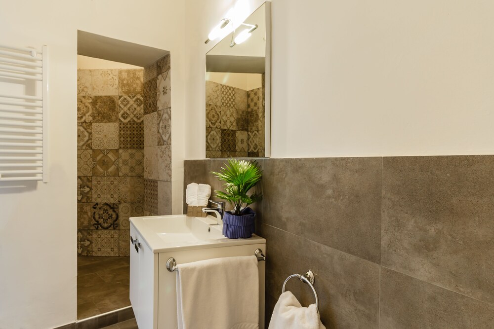 Apartment, 3 Bedrooms (Colors) - Bathroom