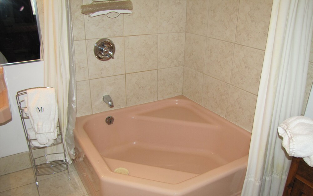 Deep Soaking Bathtub