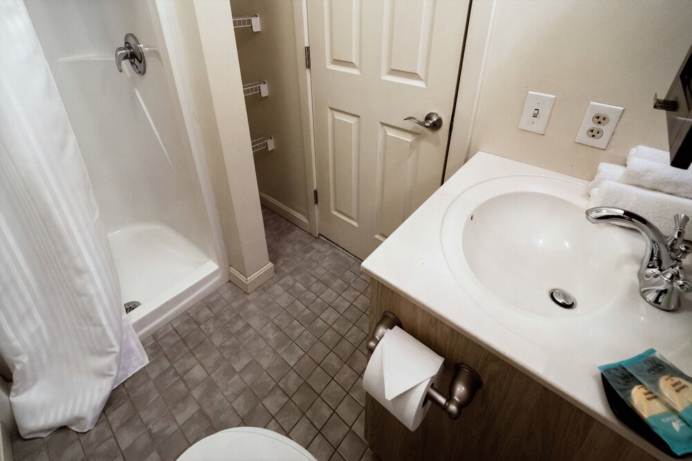 Standard Apartment, 2 Bedrooms - Bathroom Sink