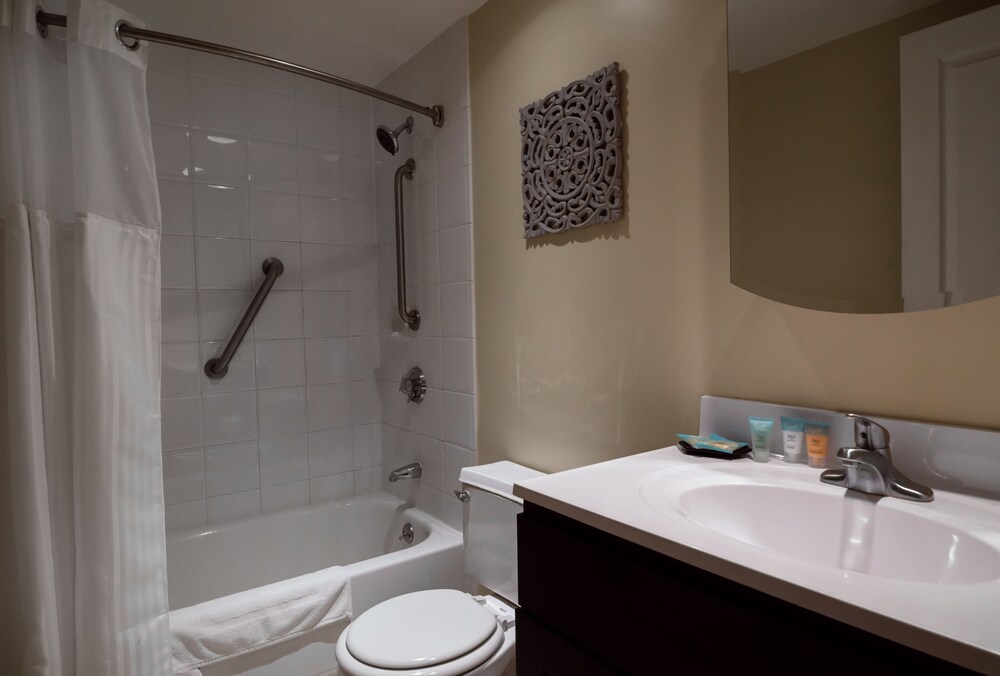Standard Apartment, 3 Bedrooms - Bathroom Sink