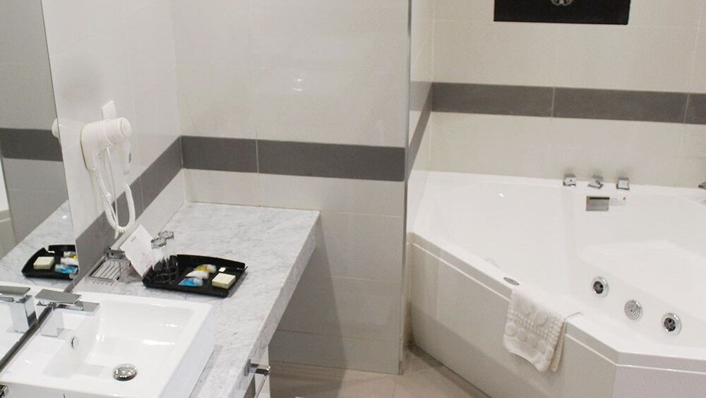 Deep Soaking Bathtub