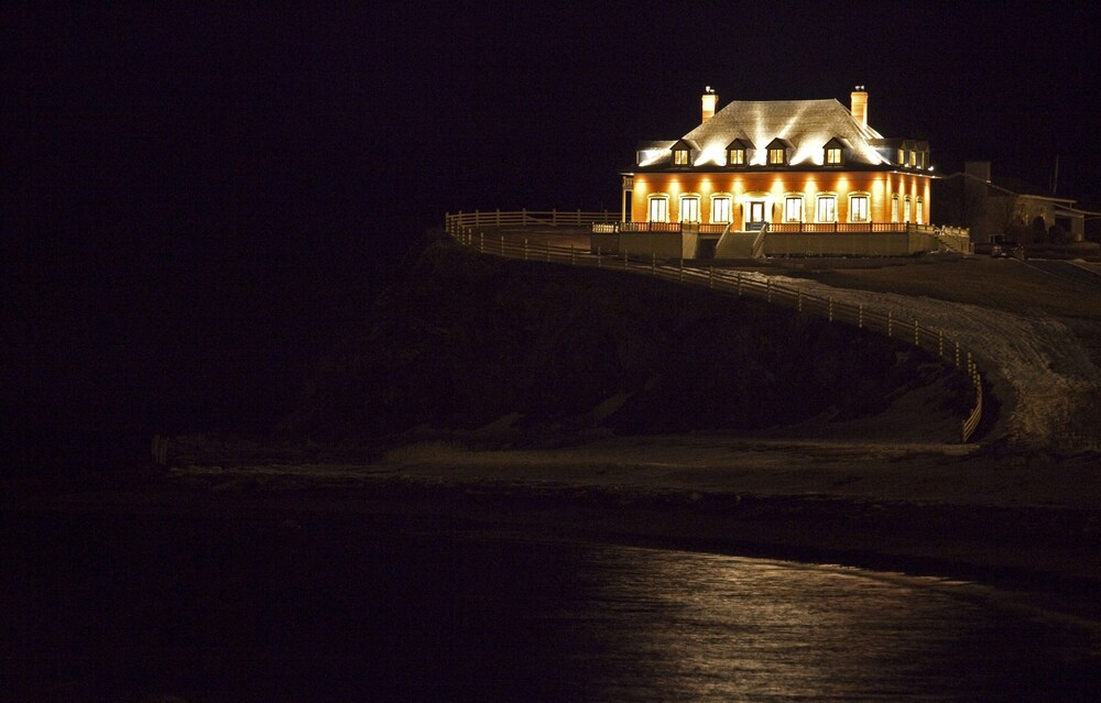 Façade de l’hôtel en soirée