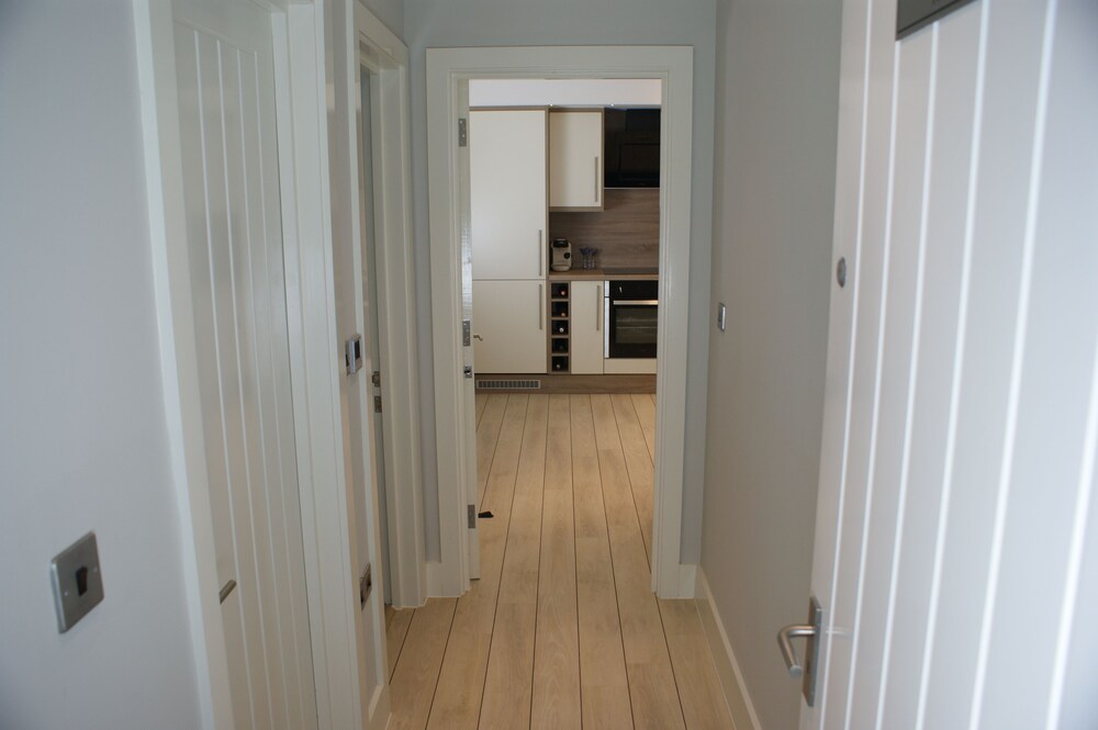 Luxury Apartment, 1 Bedroom, Concierge Service (The Topaz) - Guestroom
