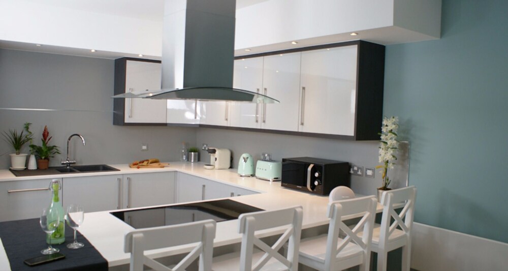 Luxury Apartment, 2 Bedrooms, City View (The Emerald) - In-Room Kitchen