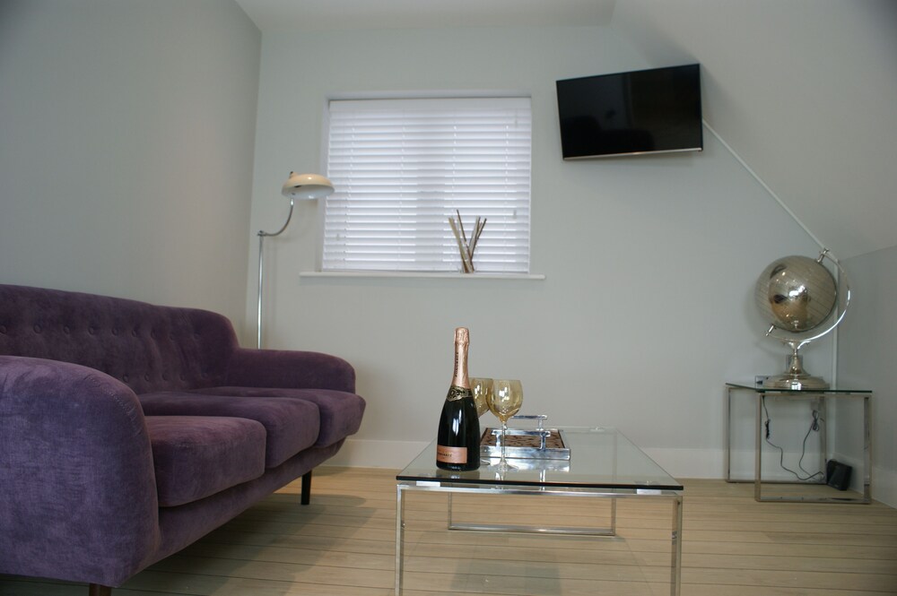 Luxury Apartment, 1 Bedroom, Concierge Service (The Topaz) - Living Area