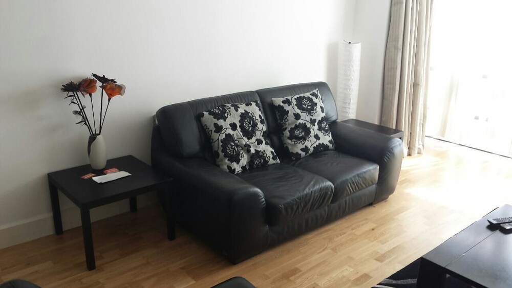 Apartment, 2 Bedrooms - Living Room