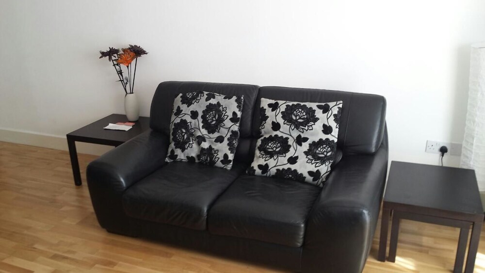 Apartment, 2 Bedrooms - Living Room
