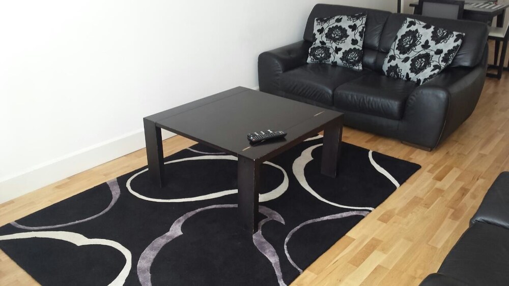 Apartment, 2 Bedrooms - Living Room