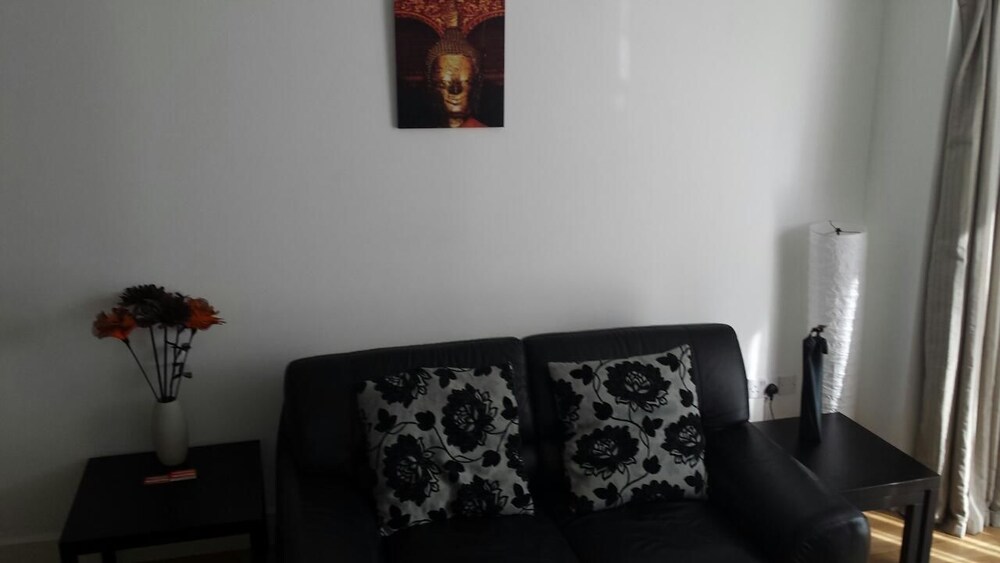 Apartment, 2 Bedrooms - Living Room