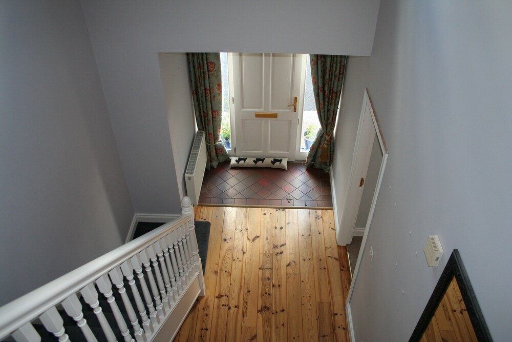 Family House, 5 Bedrooms - Living Area