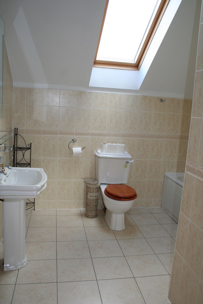 Family House, 5 Bedrooms - Bathroom