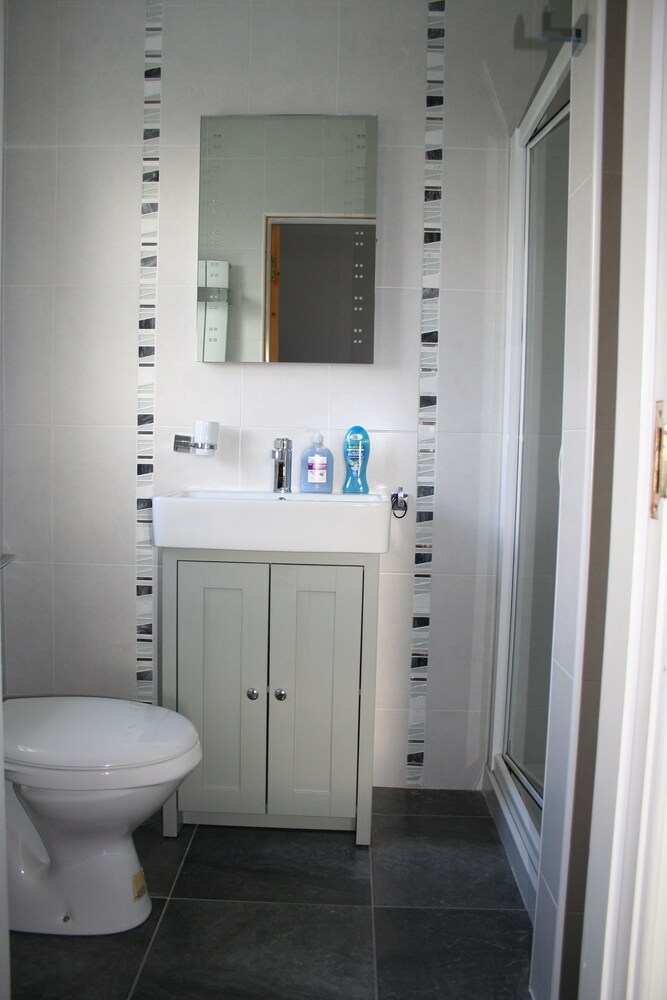Family House, 5 Bedrooms - Bathroom