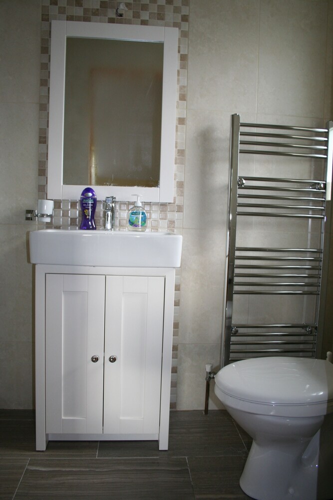 Family House, 5 Bedrooms - Bathroom