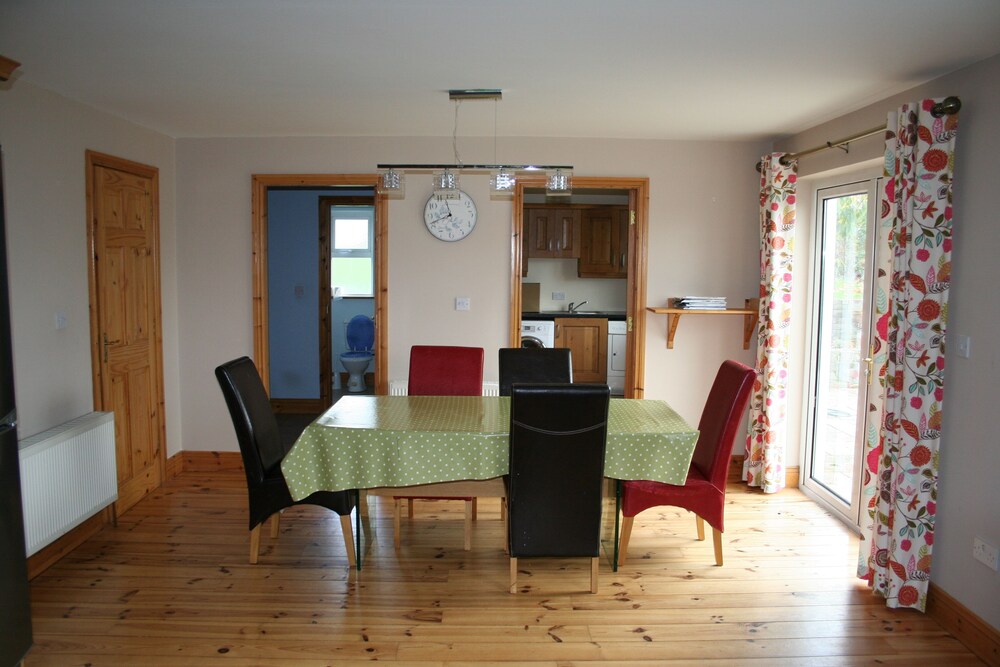 Family House, 5 Bedrooms - In-Room Dining