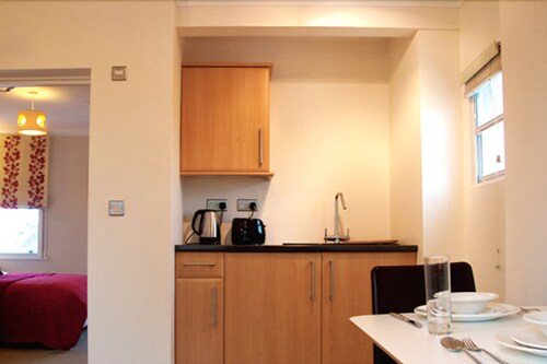 Cocina básica en la habitación
