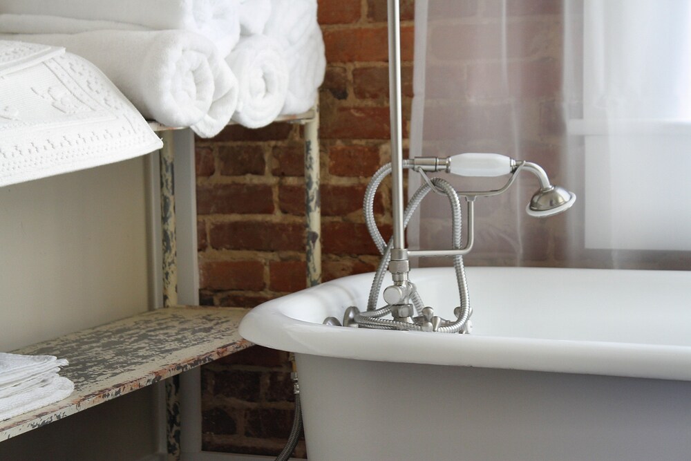 Deep Soaking Bathtub