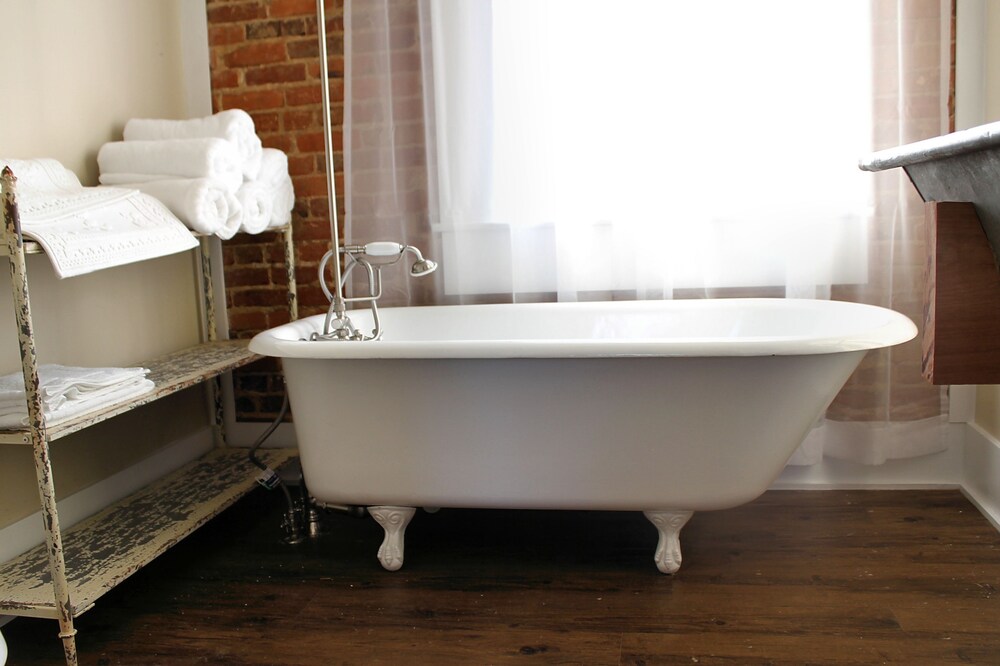 Deep Soaking Bathtub