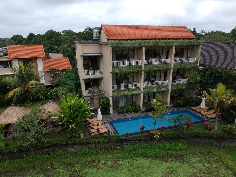 Kolam Renang Luar Ruangan