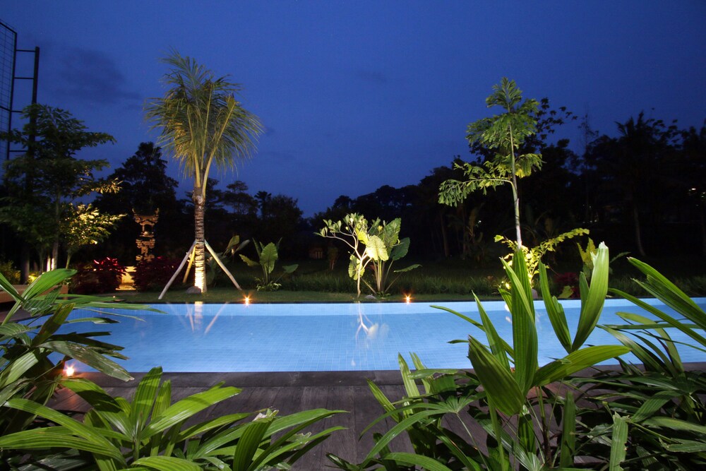 Kolam Renang Luar Ruangan