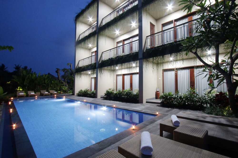 Kolam Renang Luar Ruangan