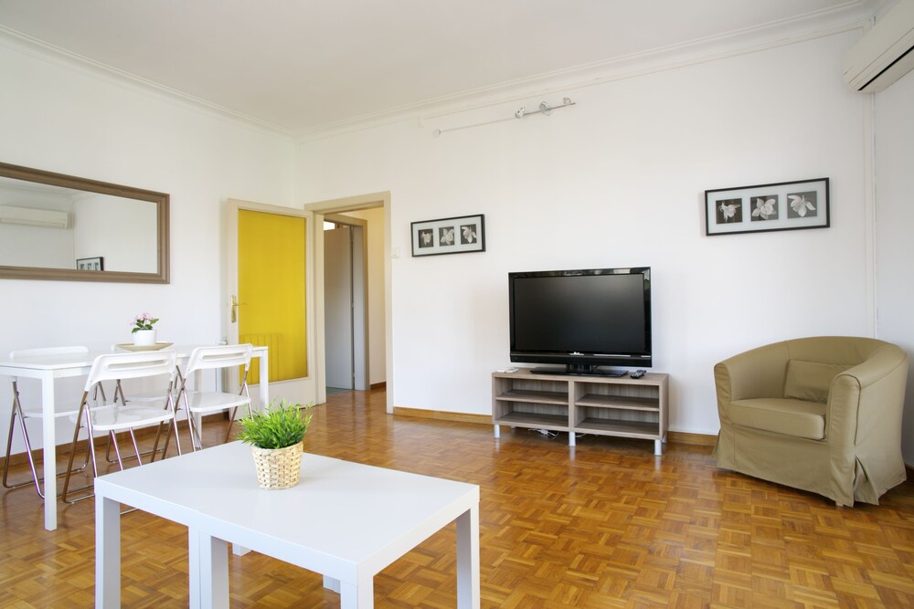 Apartment, 3 Bedrooms, City View - Living Area