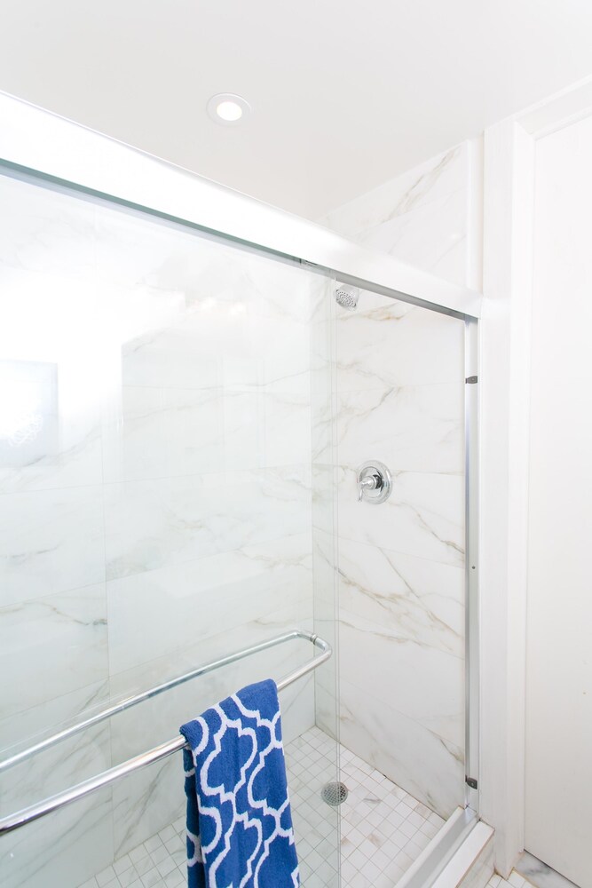 Apartment, 3 Bedrooms, View - Bathroom Shower