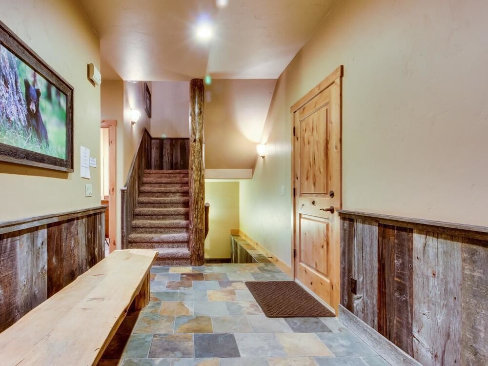 Apartment, 5 Bedrooms - Staircase