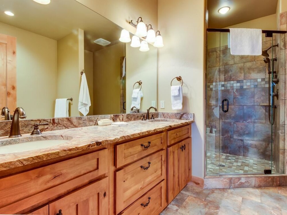 Apartment, 5 Bedrooms - Bathroom Sink