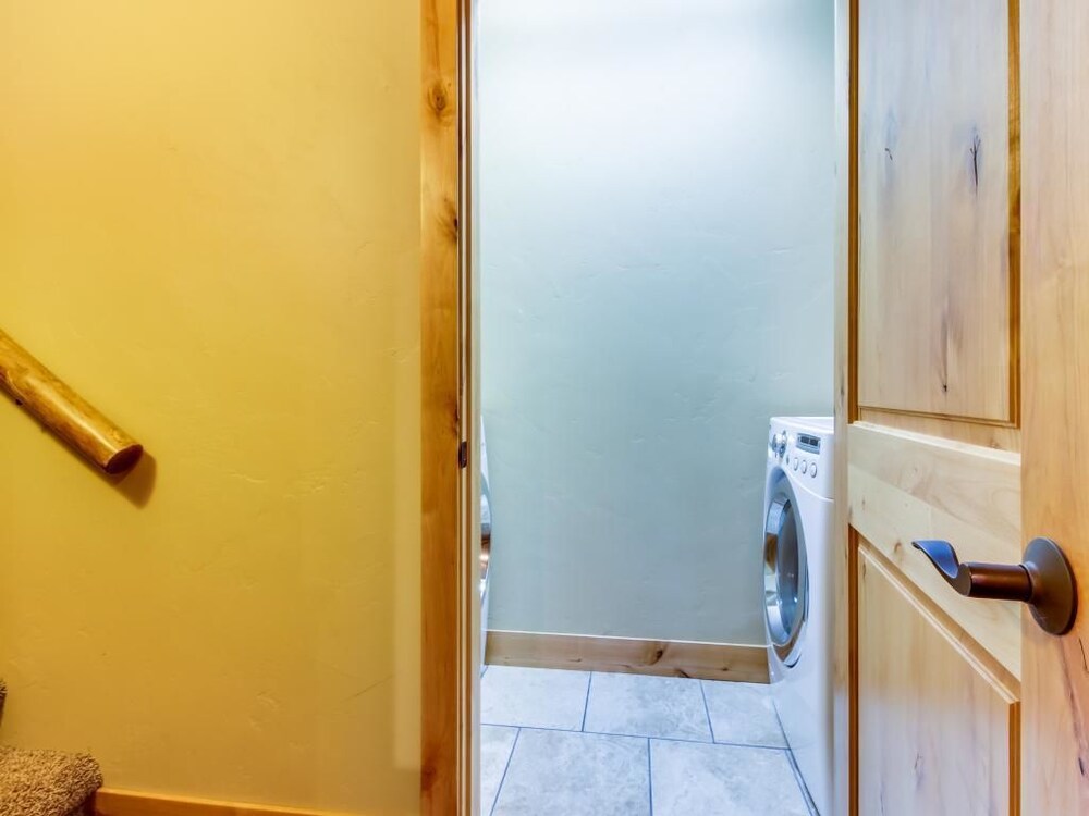 Apartment, 5 Bedrooms - Laundry Room