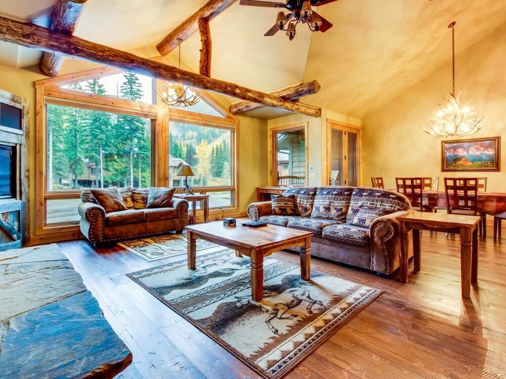 Apartment, 5 Bedrooms - Living Room