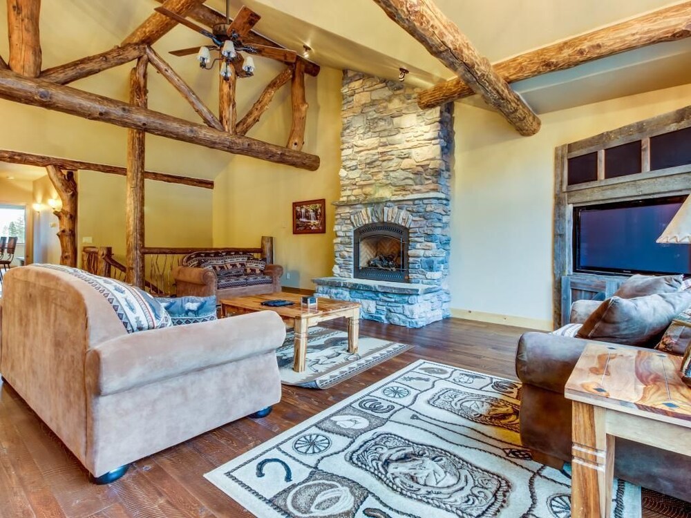 Apartment, 5 Bedrooms - Living Room
