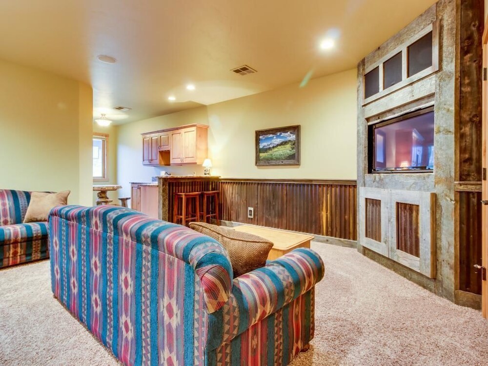 Apartment, 5 Bedrooms - Living Room