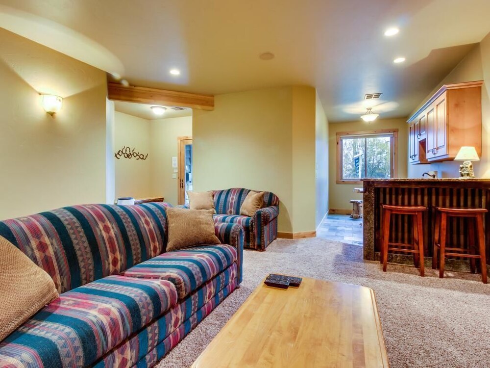 Apartment, 5 Bedrooms - Living Room