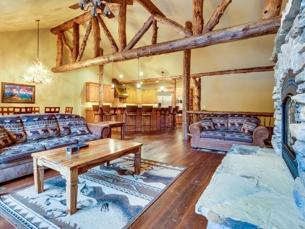 Apartment, 5 Bedrooms - Living Room