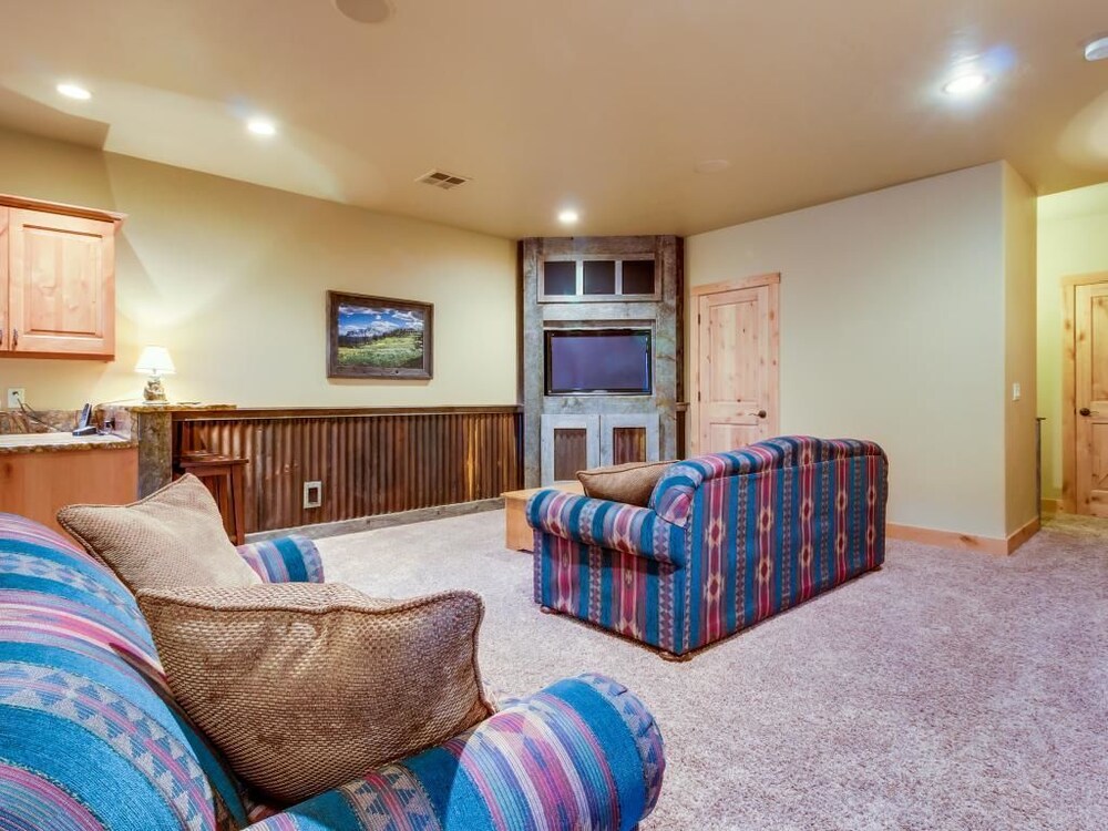 Apartment, 5 Bedrooms - Living Room