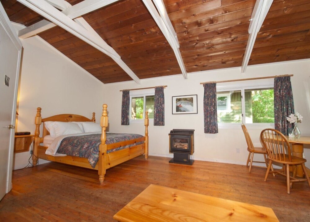 Cabin, 1 Bedroom, Balcony, River View - Living Area