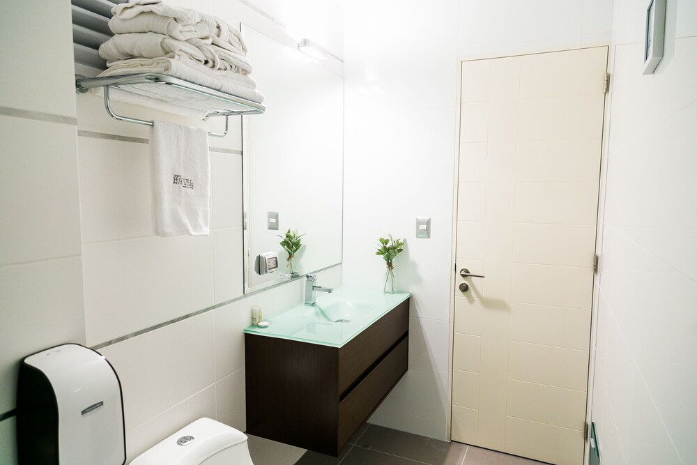 Cuarto de baño: Suite junior, 1 cama de matrimonio grande, frigorífico y microondas, en una planta alta