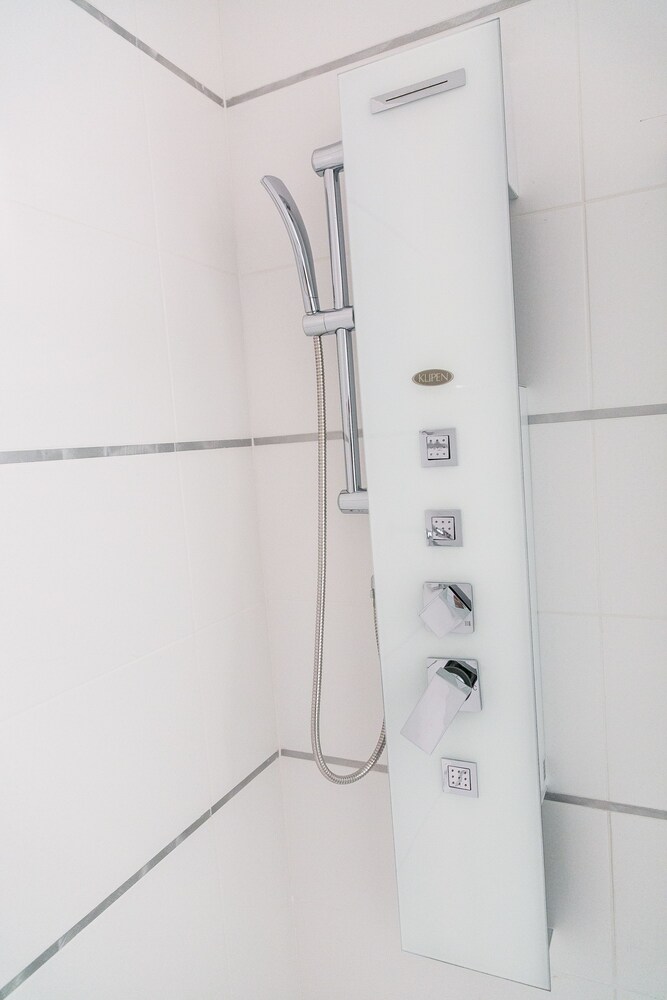 Ducha en el cuarto de baño: Suite junior, 1 cama de matrimonio grande, frigorífico y microondas, en una planta alta
